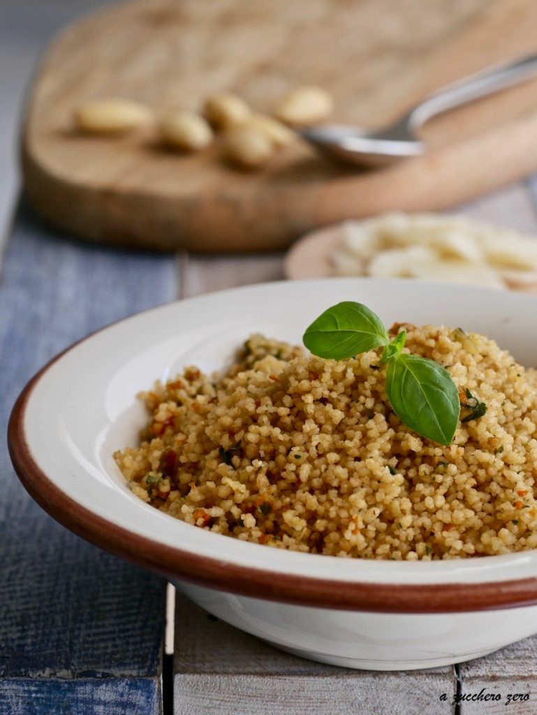 Vollkorn-Couscous mit Basilikum, getrockneten Tomaten und Mandeln