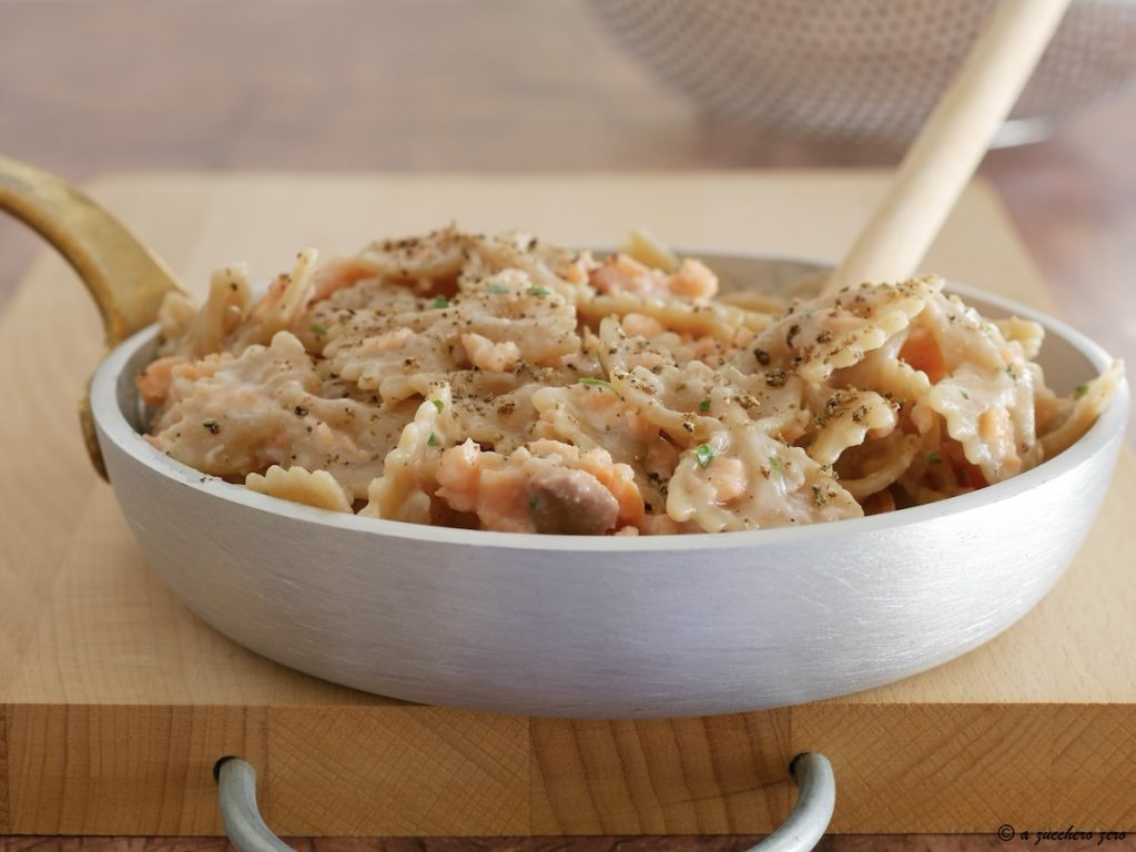 Vollkornfarfalle mit leichtem Lachs