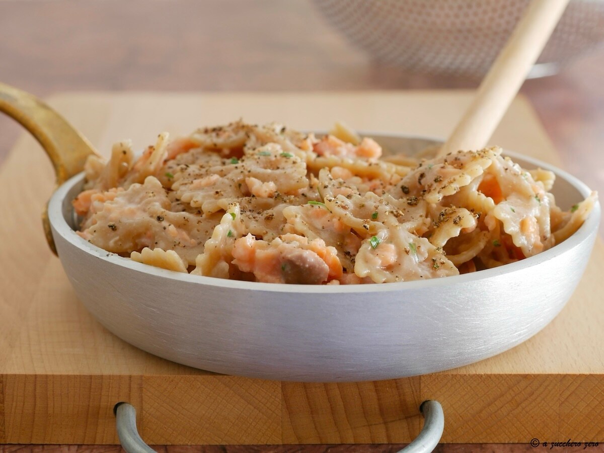 Vollkorn-Farfalle mit leichtem Lachs, cremig ohne Sahne