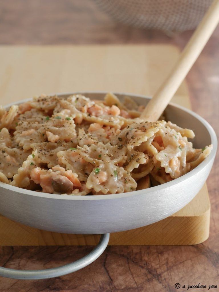 Vollkornfarfalle mit leichtem Lachs