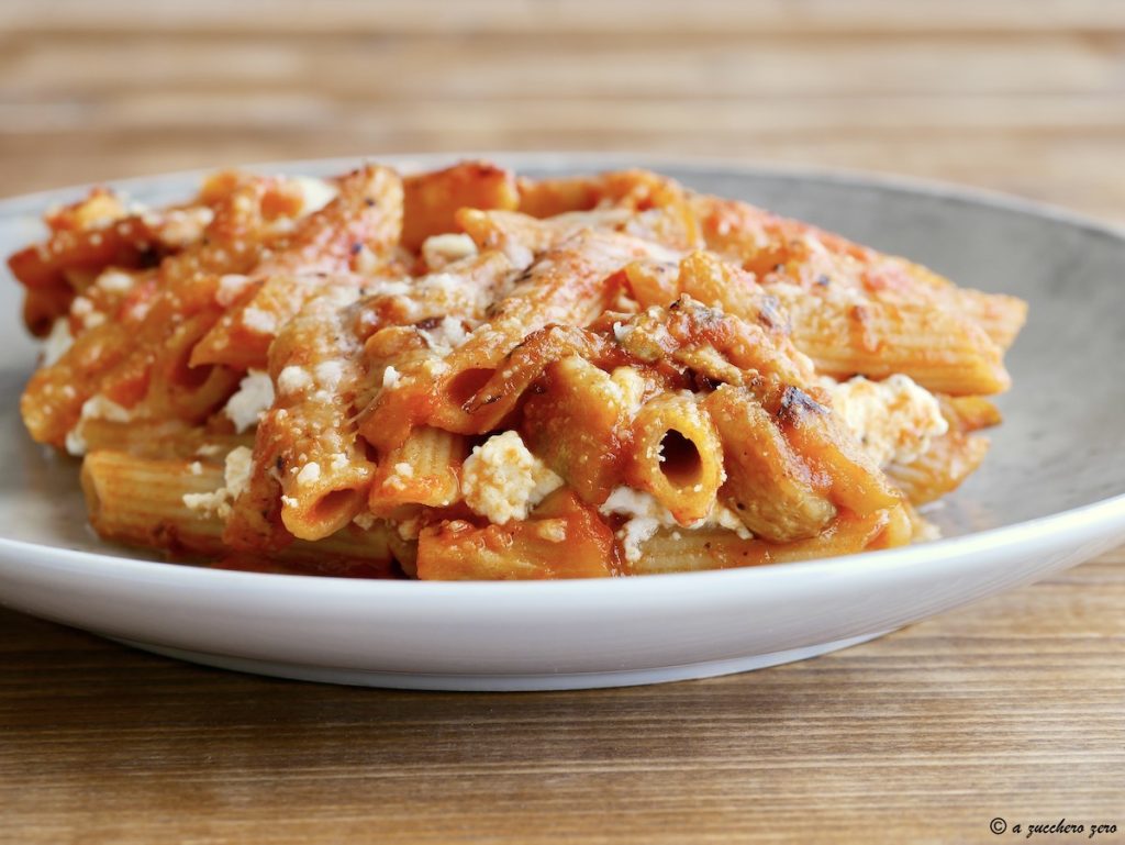 Vollkornpasta aus dem Ofen mit Auberginen und Ricotta
