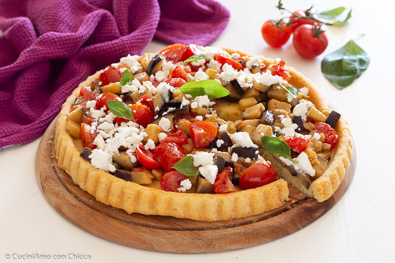 WEICHE HERZHAFTE TARTA MIT AUBERGINEN UND FETA