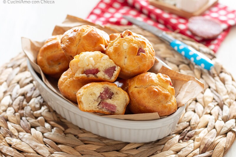 WEICHE UND UNWIDERSTEHLICHE FETA- UND SALAMI-MUFFINS