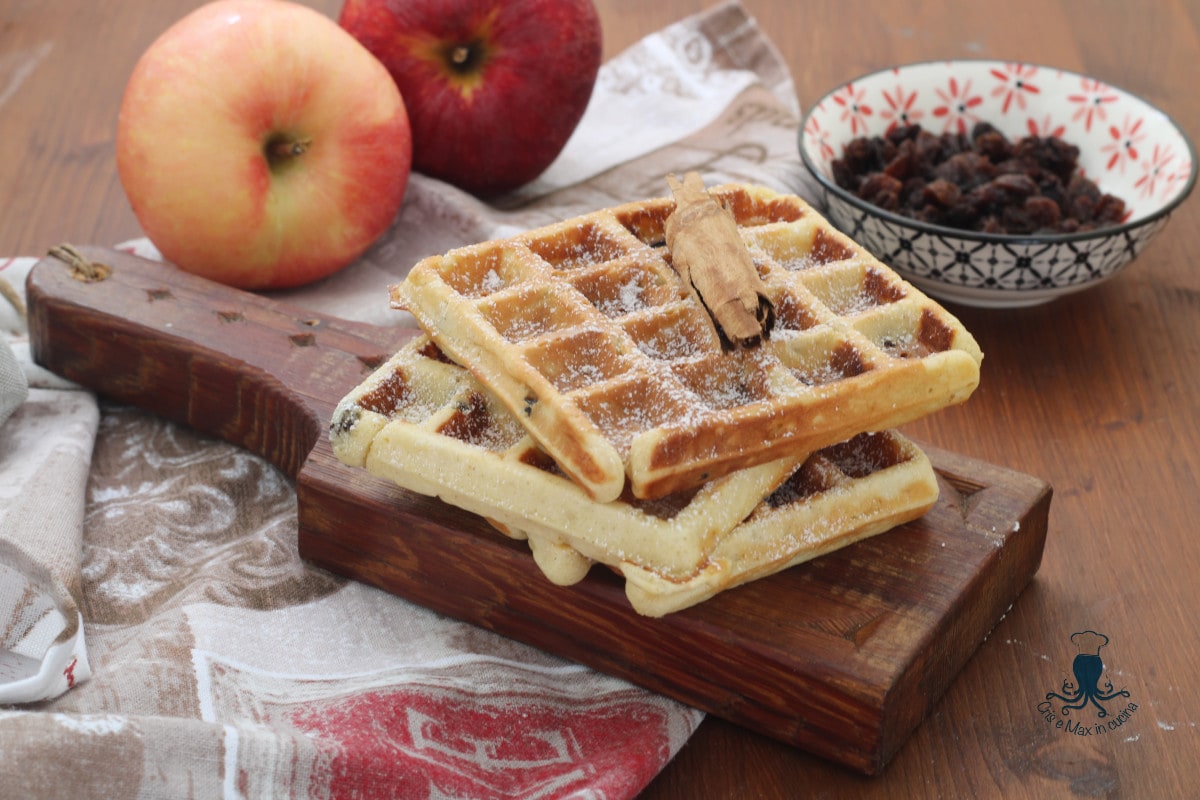 Waffeln mit Äpfeln und Rosinen