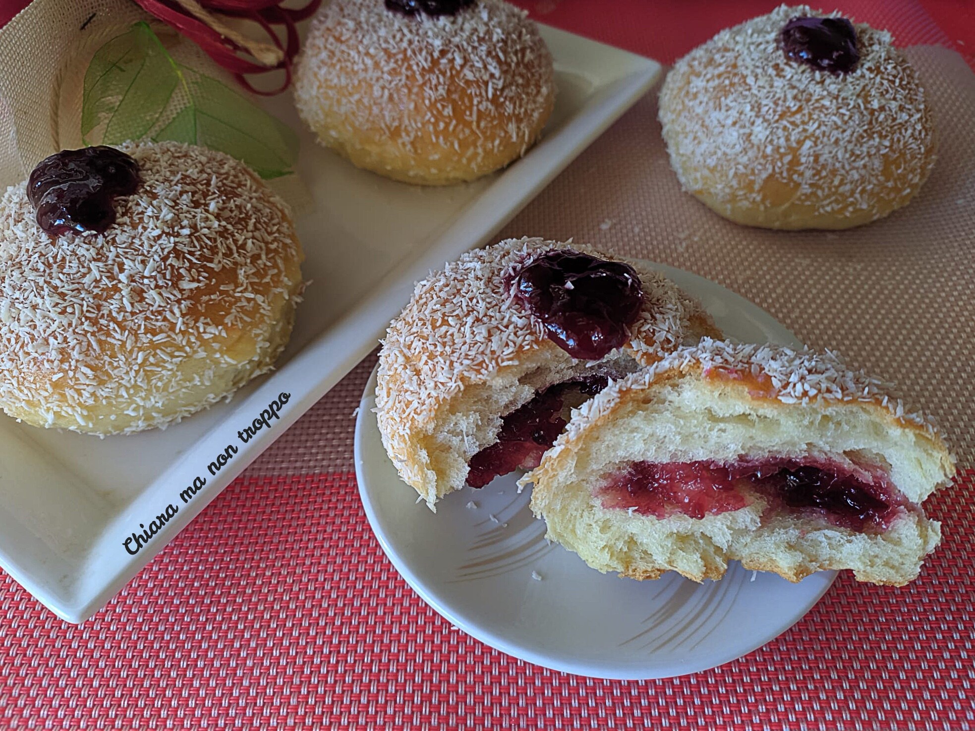 Weiche Brötchen mit Marmelade und Kokos
