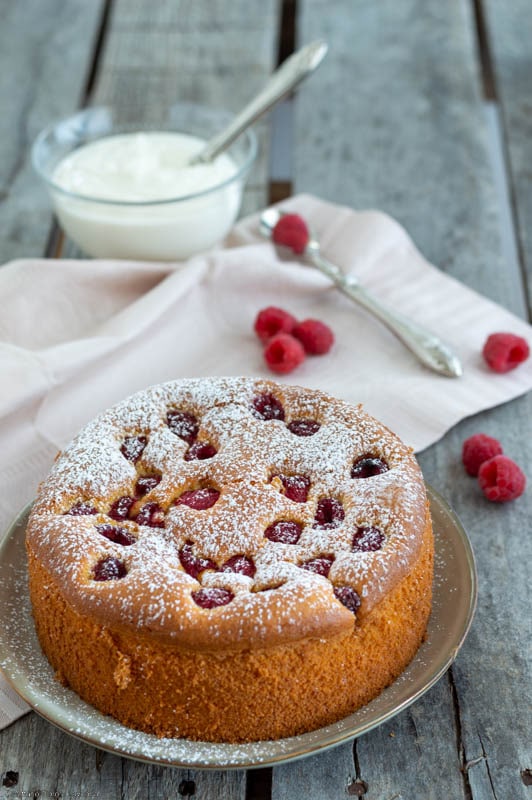Weiche Himbeer-Joghurt-Torte