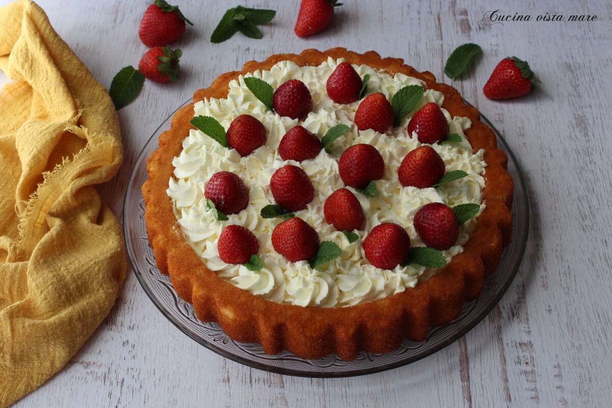 Weiche Torte mit Sahne und Erdbeeren