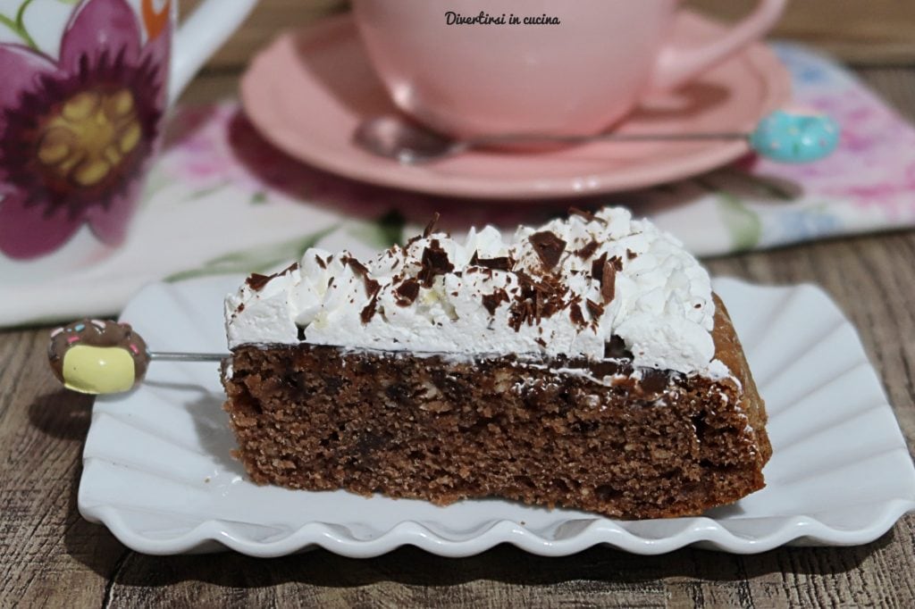 Weicher Kuchen mit Sahne und heißer Schokolade