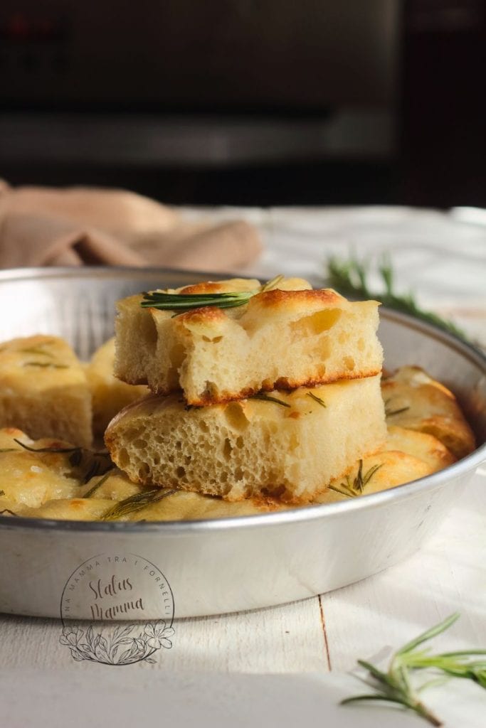 Weiße Focaccia mit roher Kartoffel im Teig, sehr weich
