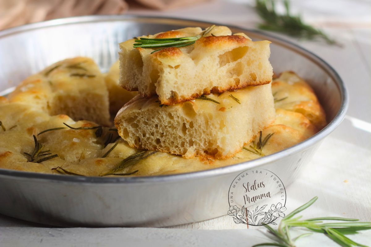 Weiße Focaccia mit roher Kartoffel im Teig