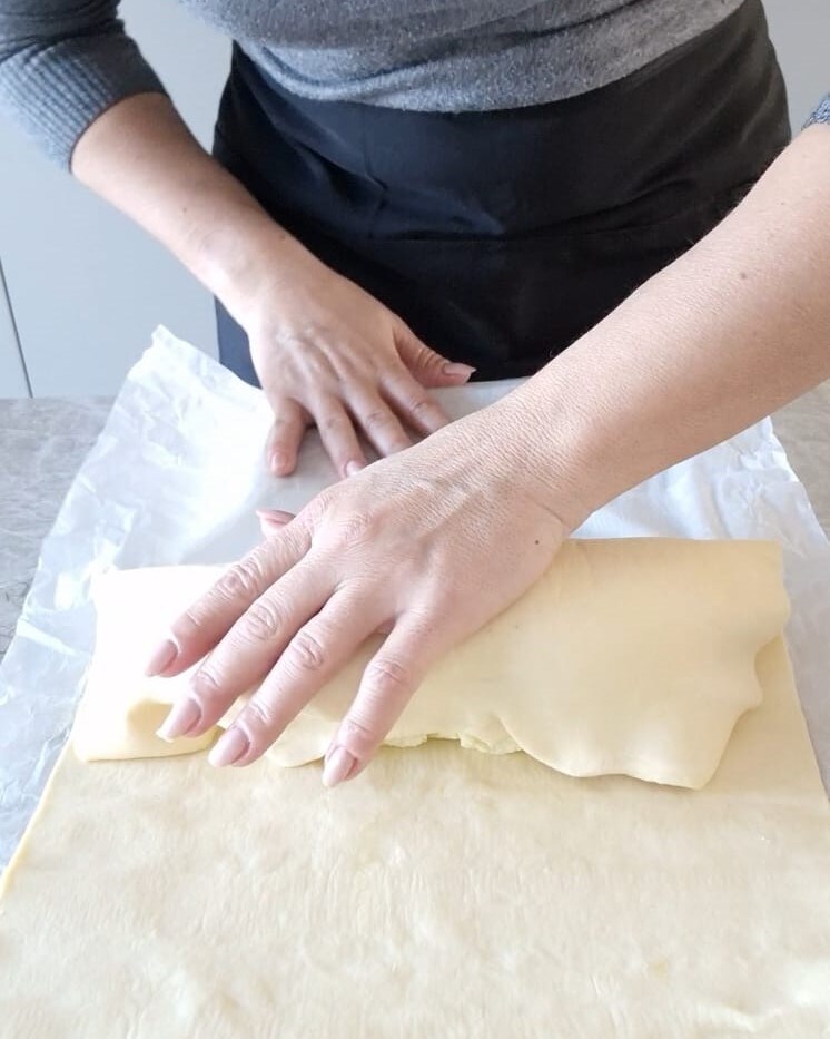 rollen Sie das Cotechino mit dem Blätterteig auf