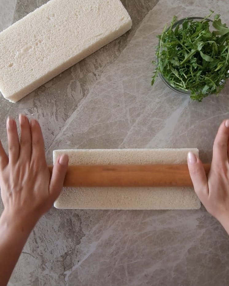 das Brot mit dem Nudelholz flachrollen