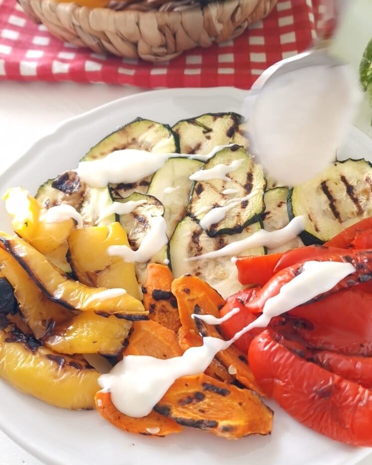 Gegrilltes Gemüse mit Parmesansauce