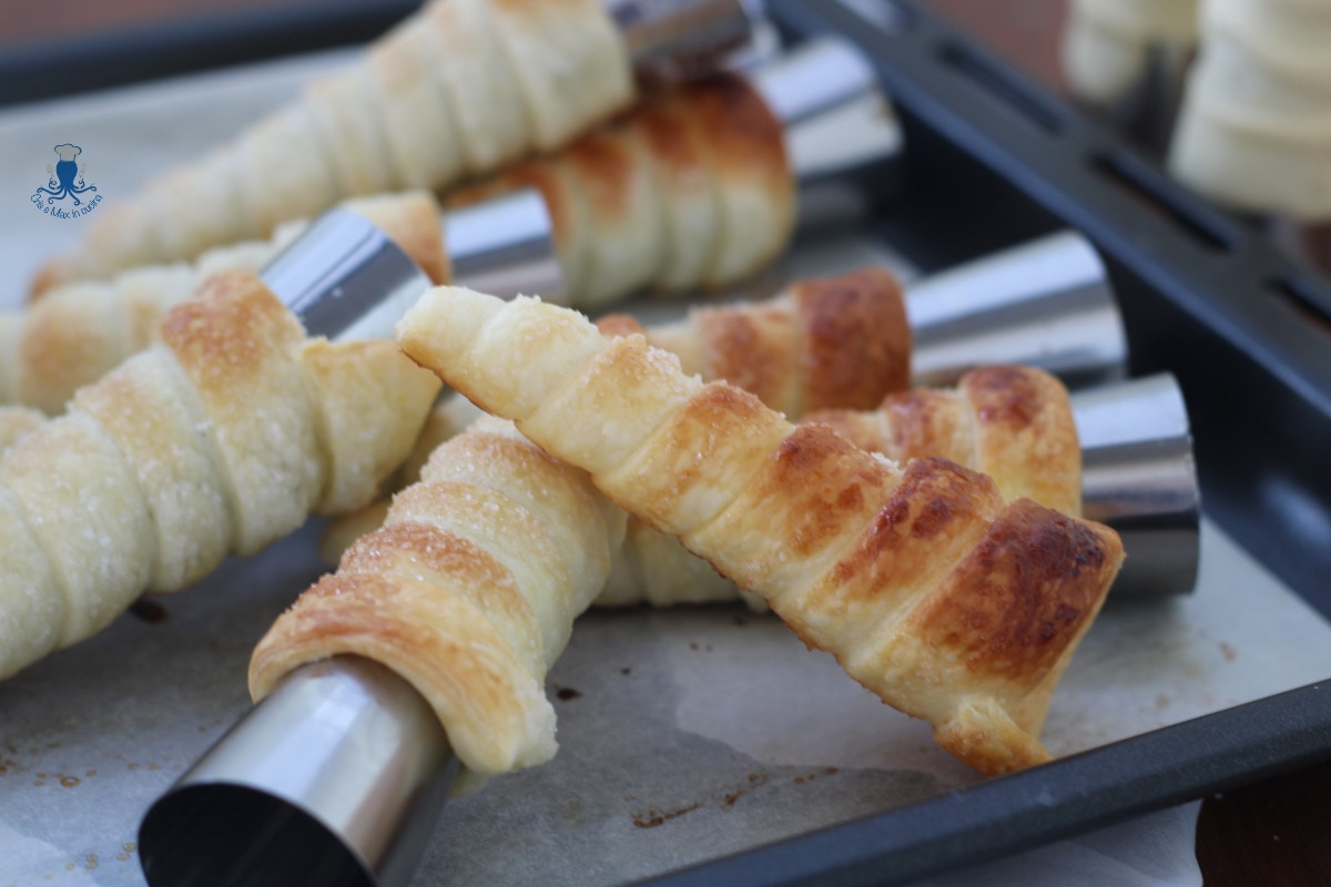 Wie man Blätterteig-Cannoli einfach und schnell macht.