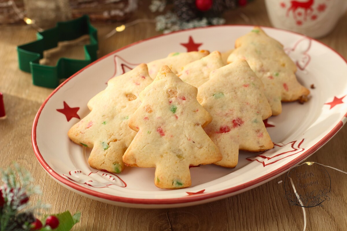 Wie man Weihnachtsbaumkekse mit kandierten Früchten zubereitet