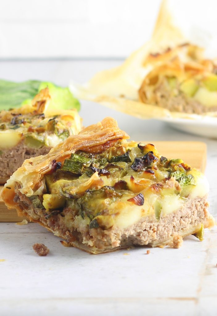 Herzhafter Kuchen mit Fleisch und Zucchini