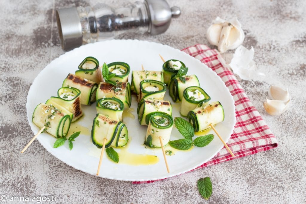 Zucchini-Feta-Spieße in der Pfanne