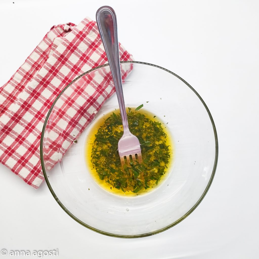 Zucchini-Feta-Spieße in der Pfanne