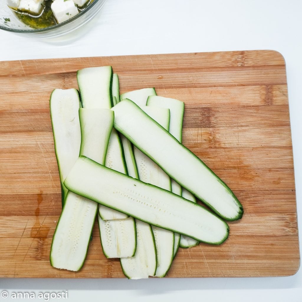Zucchini-Feta-Spieße in der Pfanne