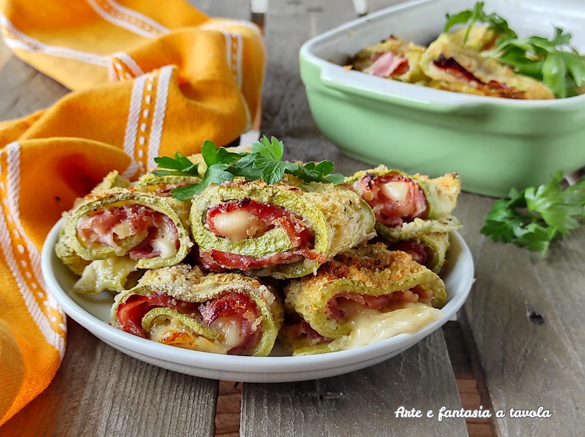 Zucchini-Röllchen mit geschmolzenem Käse: das Geheimnis, damit sie außen knusprig und innen cremig werden