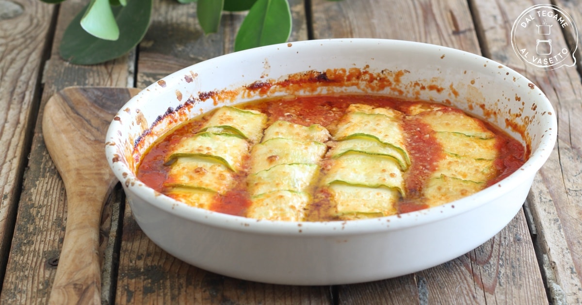 Zucchini-Rouladen in Tomatensauce in der Mikrowelle