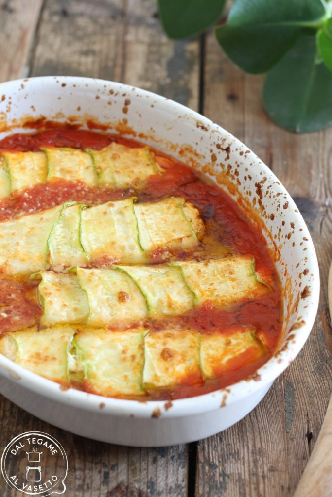 Zucchini-Rouladen in Tomatensauce in der Mikrowelle