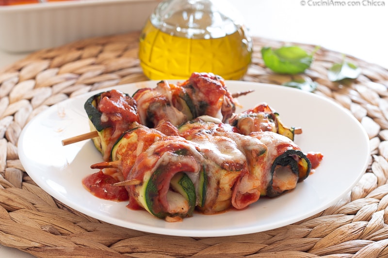 Zucchini-Spieße mit Tomatensauce
