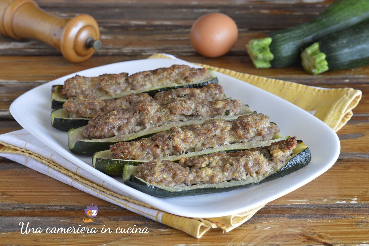 Mit Fleisch gefüllte Zucchini