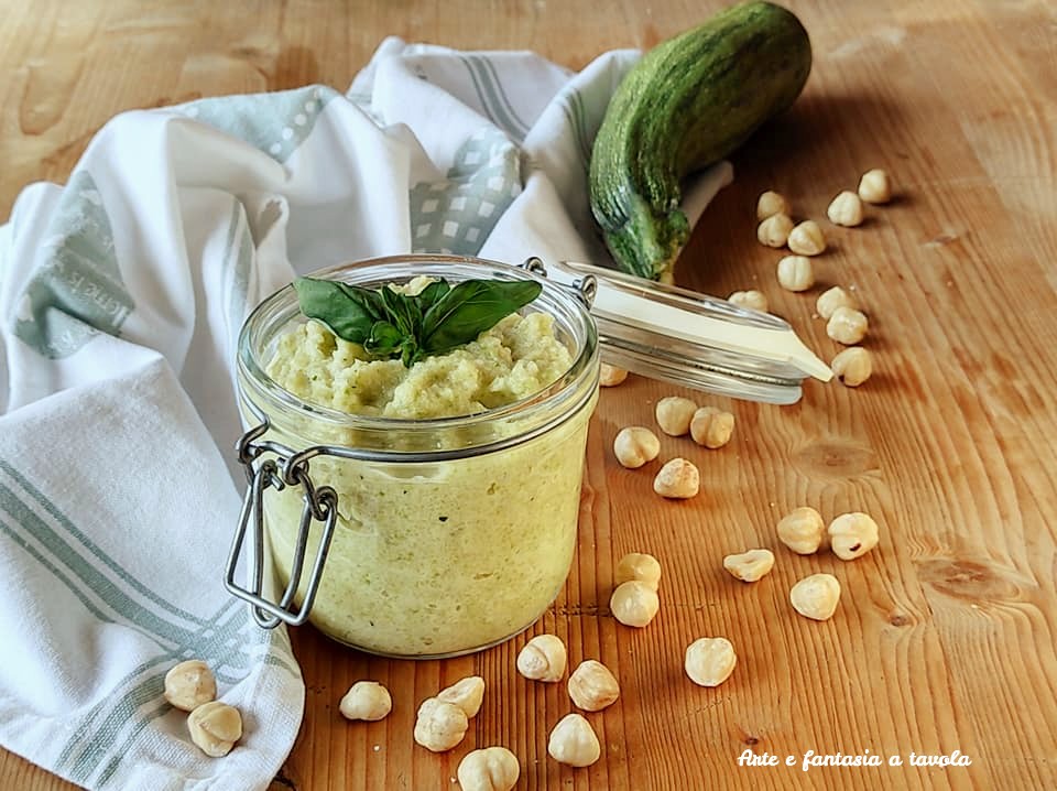 Zucchini- und Haselnusspesto