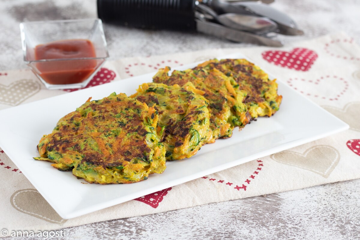 ZUCCINI- UND KAROTTENPFANNKUCHEN