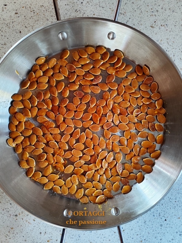 Kürbiskerne auf einem Backblech
