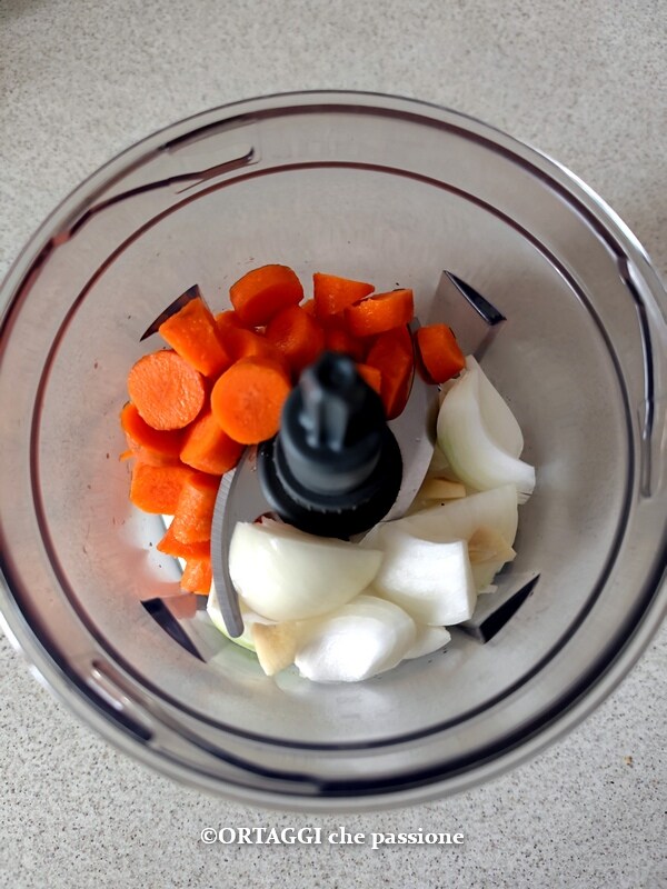 Zwiebel, Knoblauch und Karotten hacken