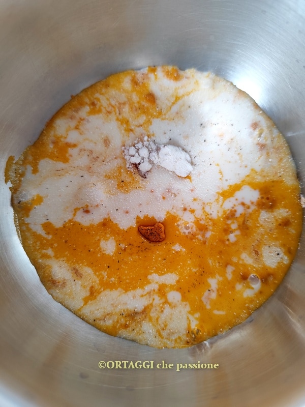 Goldene Milch hinzufügen