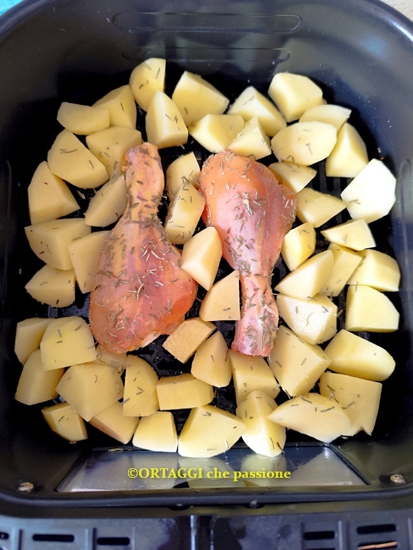 Hähnchen und Kartoffeln in der Heißluftfritteuse vor dem Garen