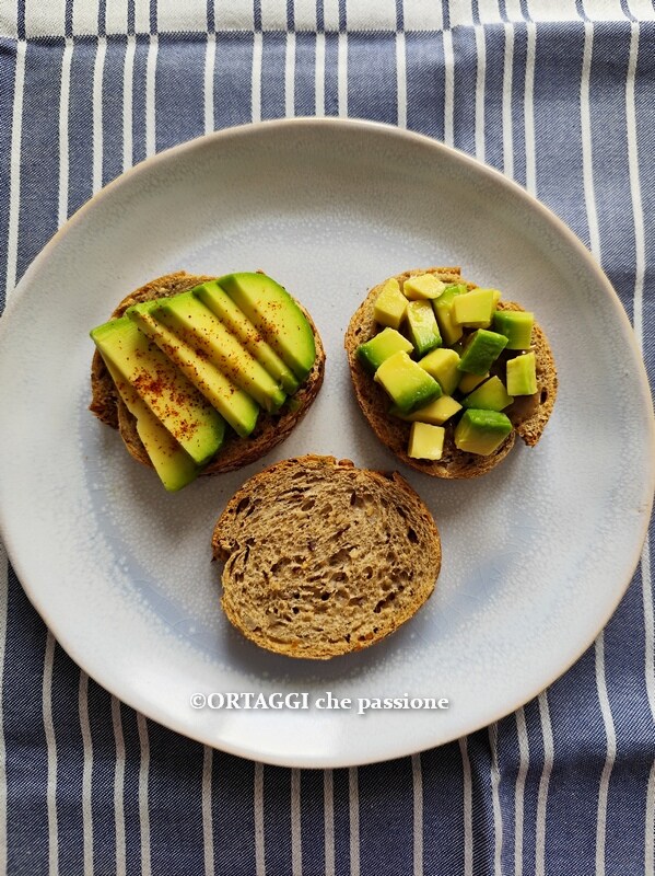 Avocado-Toast mit Avocadowürfeln