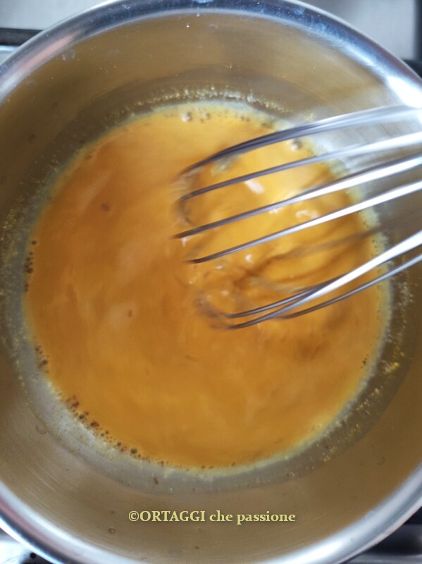 Goldene Milch mischen