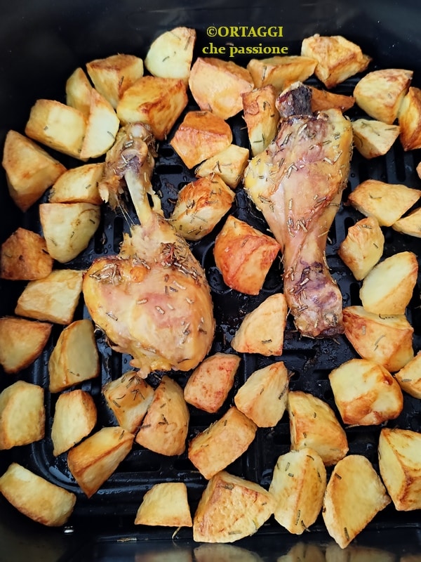 Hähnchen und Kartoffeln in der Heißluftfritteuse nach dem Garen