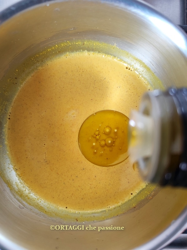 Öl zur goldenen Milch hinzufügen