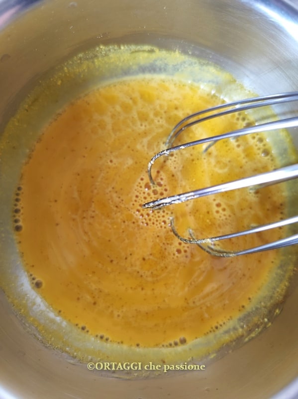 goldene Milch umrühren