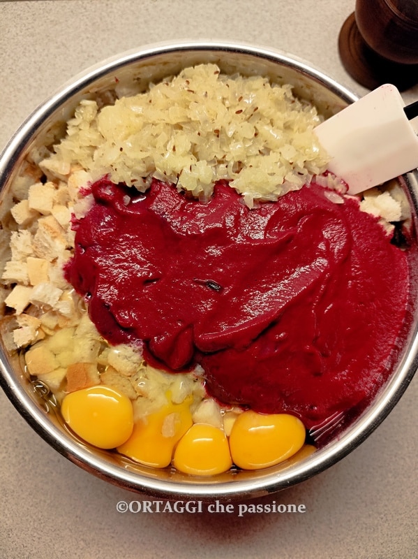 Eier zum Rote-Bete-Knödelteig hinzufügen