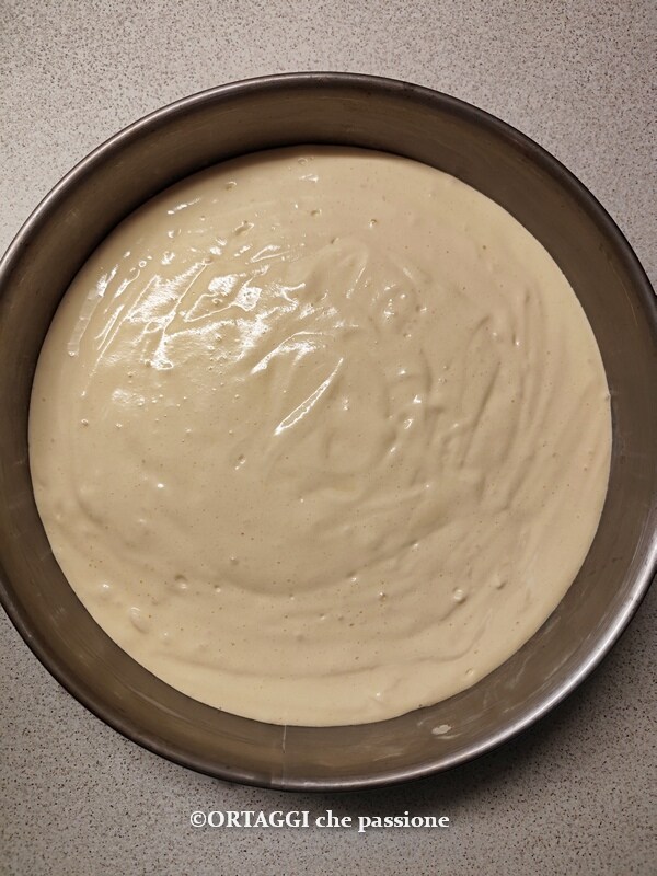 Die Basis des Erdbeer-Rosa-Kuchens backen