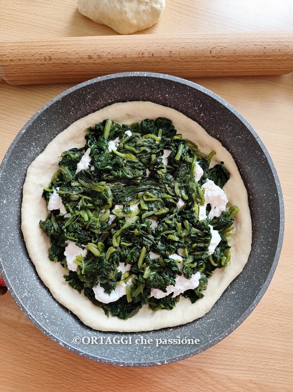 mehr Gemüse zur Focaccia hinzufügen