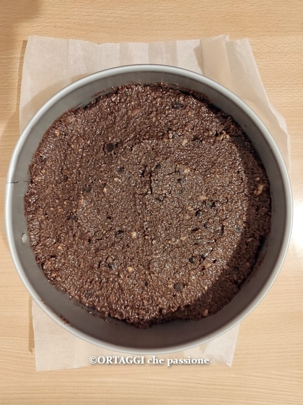 Den altbackenen Brotkuchen nivellieren