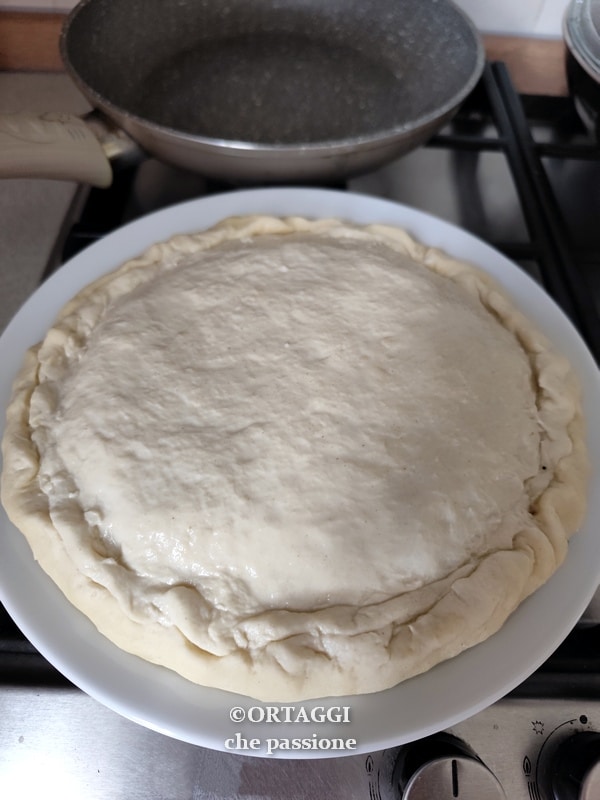 nachdem eine Seite gekocht ist, die Focaccia auf einen Teller gleiten lassen