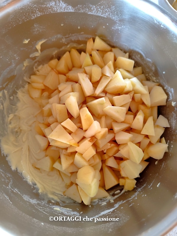 Äpfel zum Kuchen hinzufügen