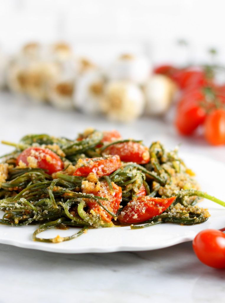 Agretti in der Pfanne mit Kirschtomaten und Semmelbröseln