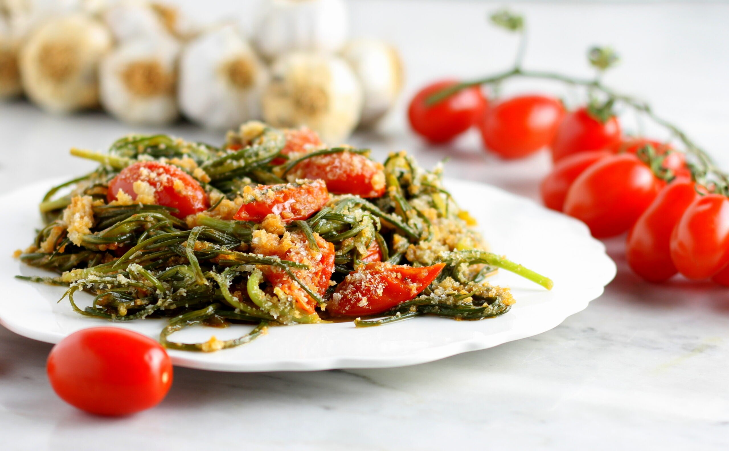 Agretti in der Pfanne mit Kirschtomaten und Semmelbröseln