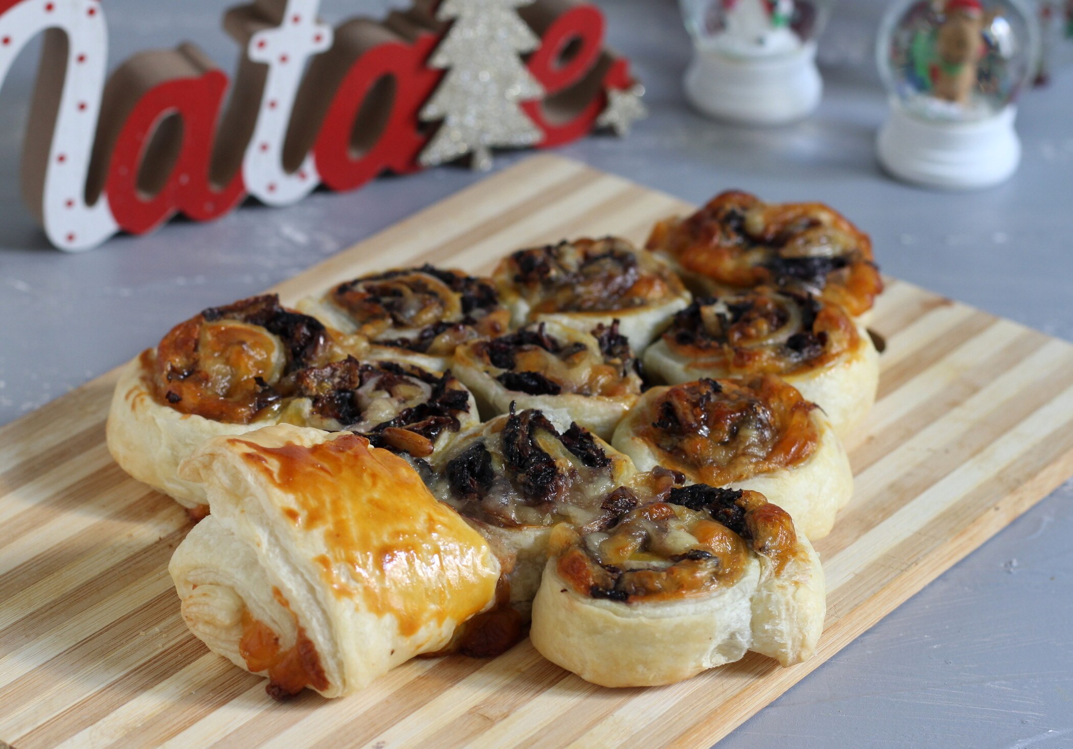 Blätterteigbäumchen und Radicchio