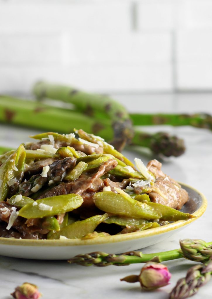 Rindfleischstreifen mit Spargel und Parmesan