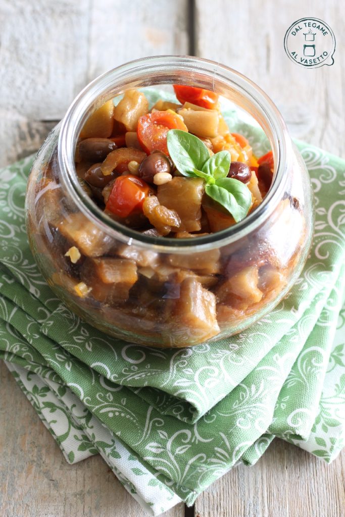 Auberginen im Glas gegart mit Kirschtomaten, Oliven, Pinienkernen und Essig